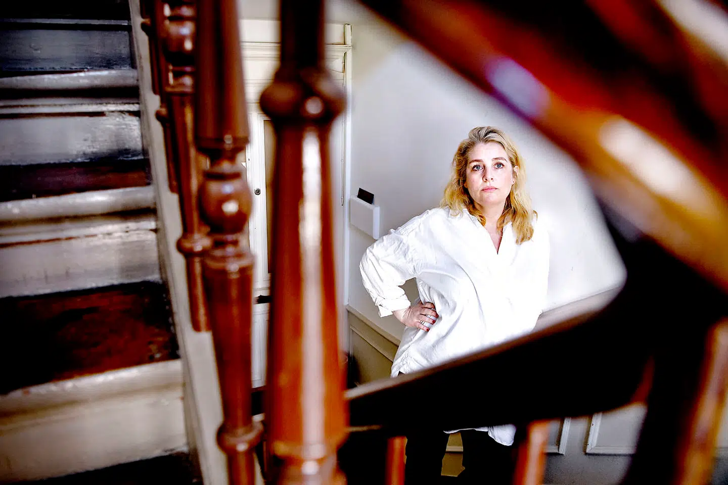 Karen på fjerde sal forstår ikke, hvofor kommunen ikke har gjort noget ved situationen i opgangen. Manden på anden sal er ifølge flere naboer ikke helt rask og kan ikke tage vare på sig selv.