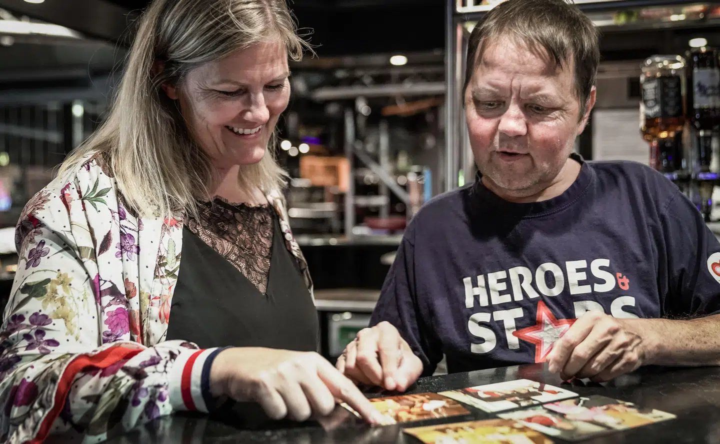 Thomas og Anne Helligsø kigger på billeder fra barndommen. De ser ofte hinanden og hjæper hinanden i hverdagen. Foto: Rasmus Laurvig/Byrd.