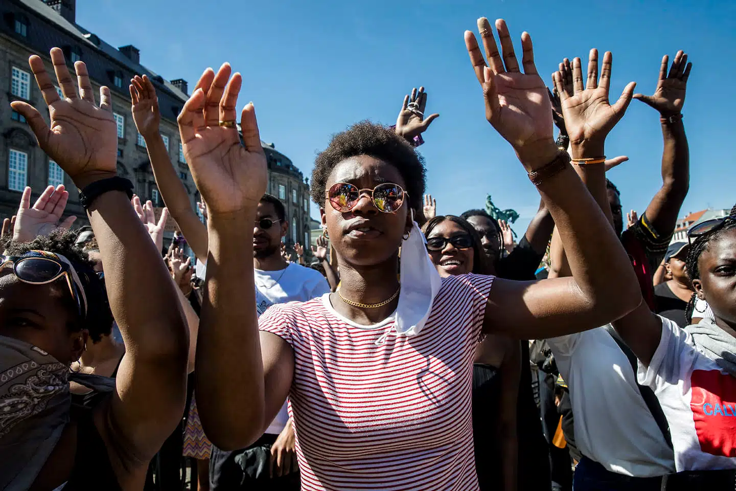 »Racisme er lige så stor en virus som corona. Så jeg tager min maske på, og gør det der er nødvendigt,« lyder det fra 21-årige Olusikemi ved Black Lives Matter-demonstrationen i København 31. maj 2020.