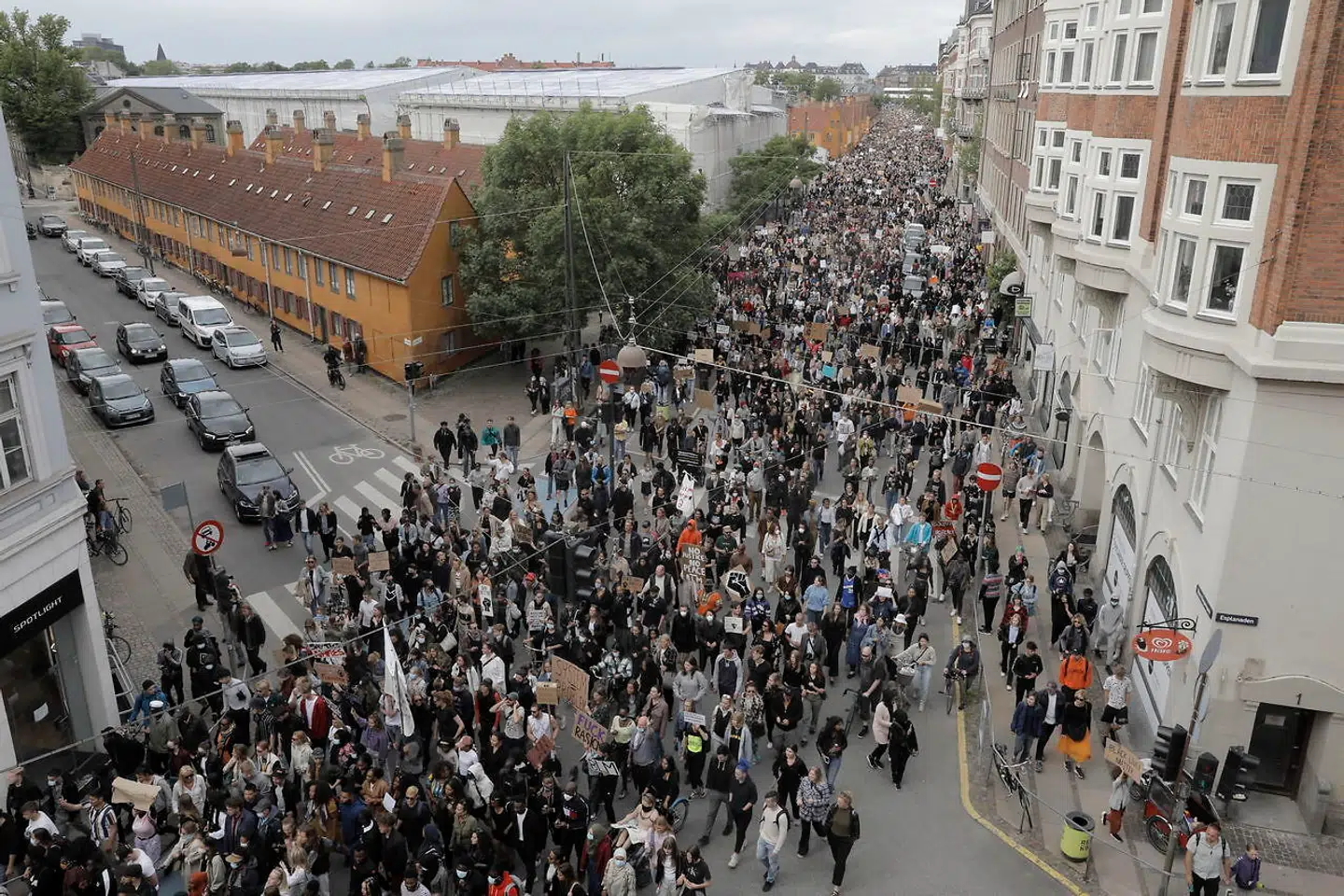 Black Lives Matter demonstration ved den amerikanske ambassade. Herefter gik den videre til Christiansborg Slotsplads.