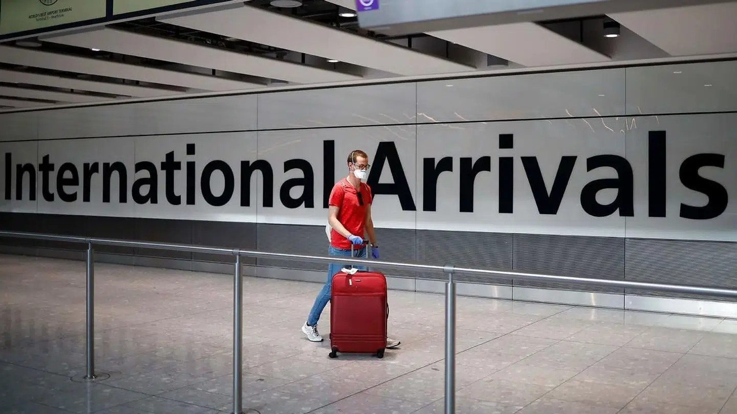 Der er langt mellem de rejsende i Heathrow Lufthavn. Fra i dag bliver indrejsende mødt med et krav om 14 dages karantæne.