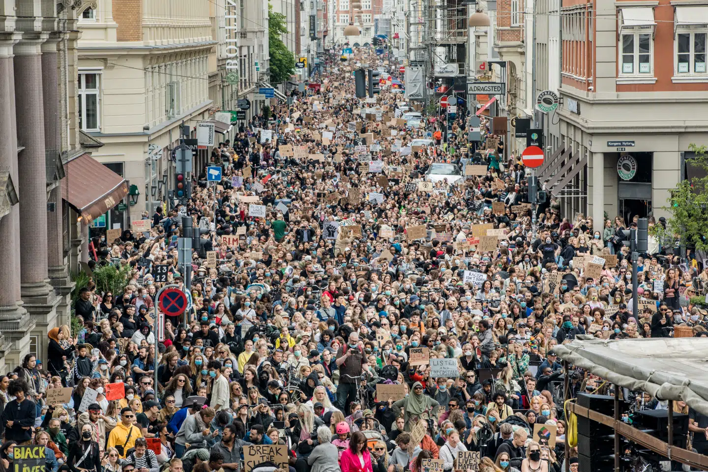 I Can't Breathe – Black Lives Matter demonstration foran den amerikanske ambassade søndag 7. juni 2020. Den 46-årige George Floyd mistede livet på hospitalet, efter at en hvid politibetjent havde presset sit knæ mod mandens hals i flere minutter i forbindelse med en anholdelse. Manden sagde gentagne gange, at han ikke kunne få luft – I can't breathe. Efterfølgende har der været demonstrationer i flere amerikanske byer og i byer i resten af verden. (Foto: Nikolai Linares/Ritzau Scanpix)