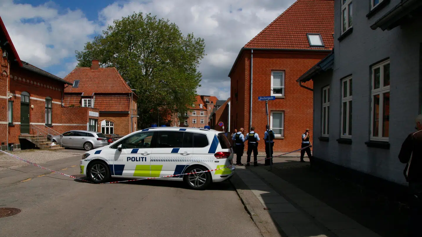 En mand blev tirsdag formiddag fundet stærkt kvæstet i Holbæk centrum. Han var blevet stukket flere gange med kniv.