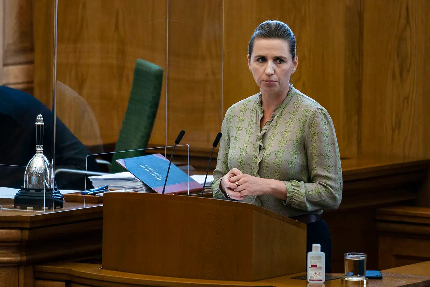 På et sjældent samråd skal statsminister Mette Frederiksen (S) tirsdag eftermiddag redegøre for grundlaget for regeringens beslutning om at lukke Danmark ned. Inden da svarede hun på spørgsmål fra de andre partiledere i spørgetimen i folketingssalen.