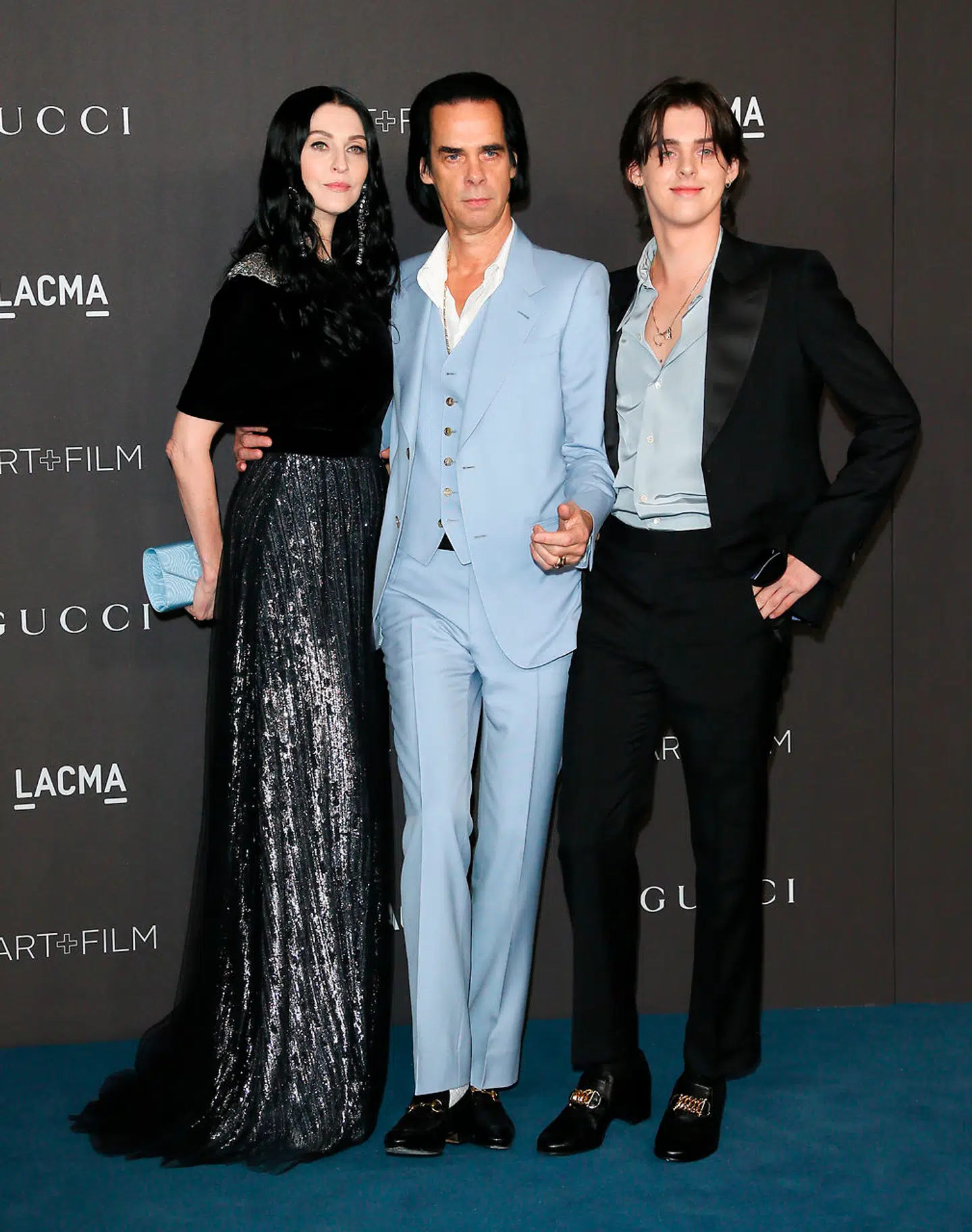 Nick Cave ved siden af konen, Susie Bick, og en af hans fire sønner, Earl Cave, under indvielsen af sidste års LACMA Art+Film Gala i Los Angeles. Nu har den australske tusindkunstner været med til at omforme sit liv til en udstilling i København.