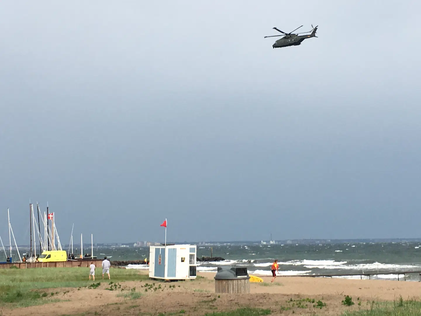 Lægehelikopter over stranden den 15. juni 2019