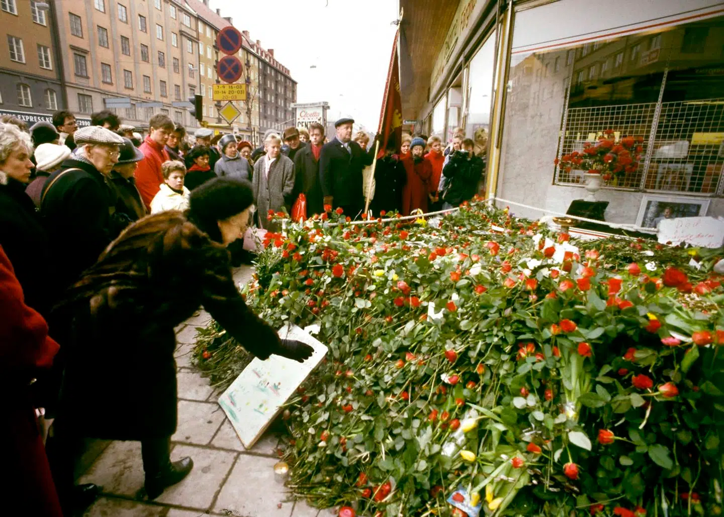 Politiets afspærring af gerningsstedet i Stockholm var ikke særlig omfattende, og i stedet voksede der i timerne efter drabet på Olof Palme et blomsterhav frem på stedet. Først dagen efter fandt en civil kvinde den kugle, der havde dræbt den svenske statsminister.