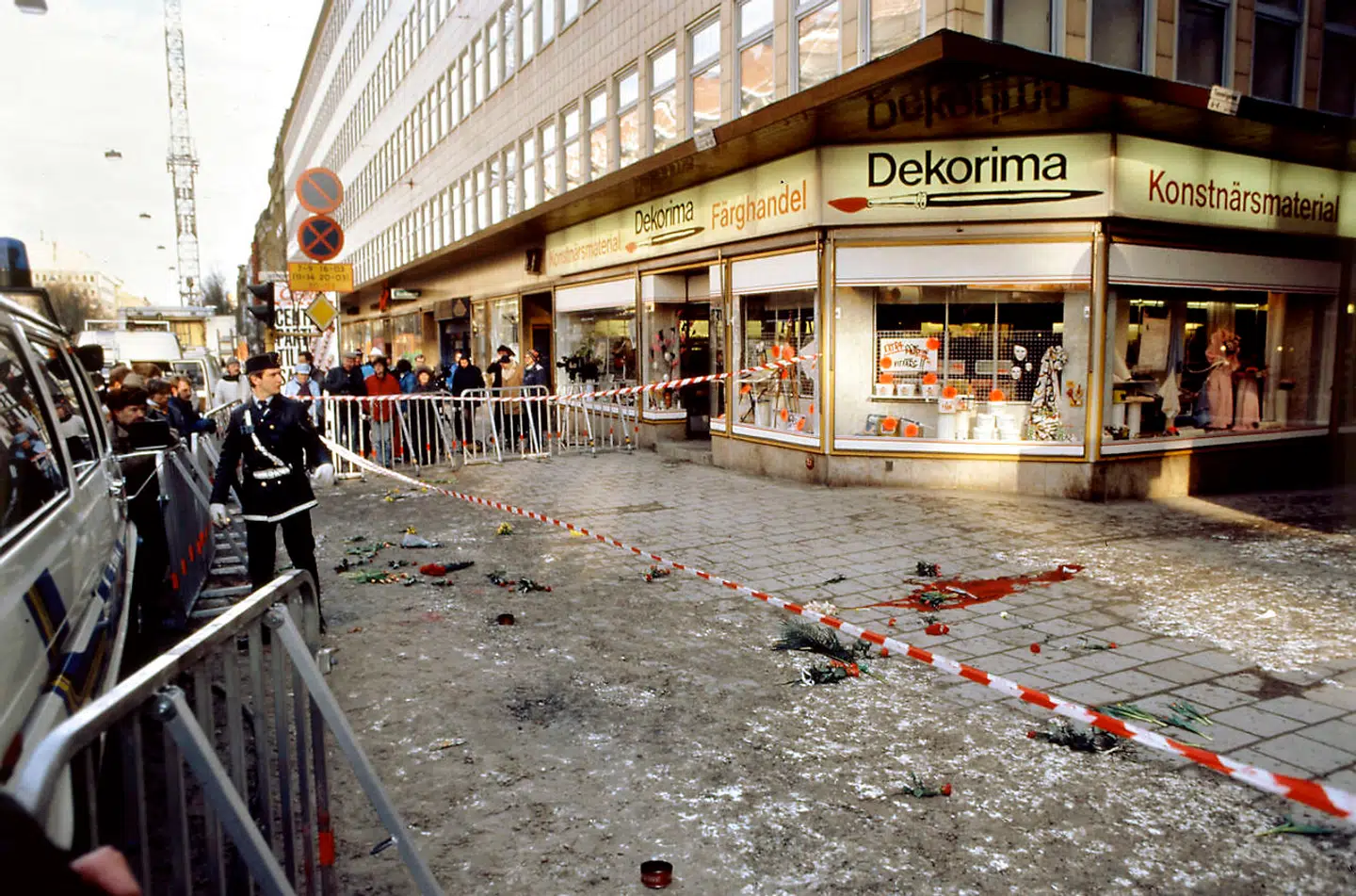 Drabsstedet kort efter mordet på Olof Palme om aftenen 28. februar 1986. Svensk politi er blevet kritiseret for ikke at have afspærret et større område med mulighed for at finkæmme for spor.