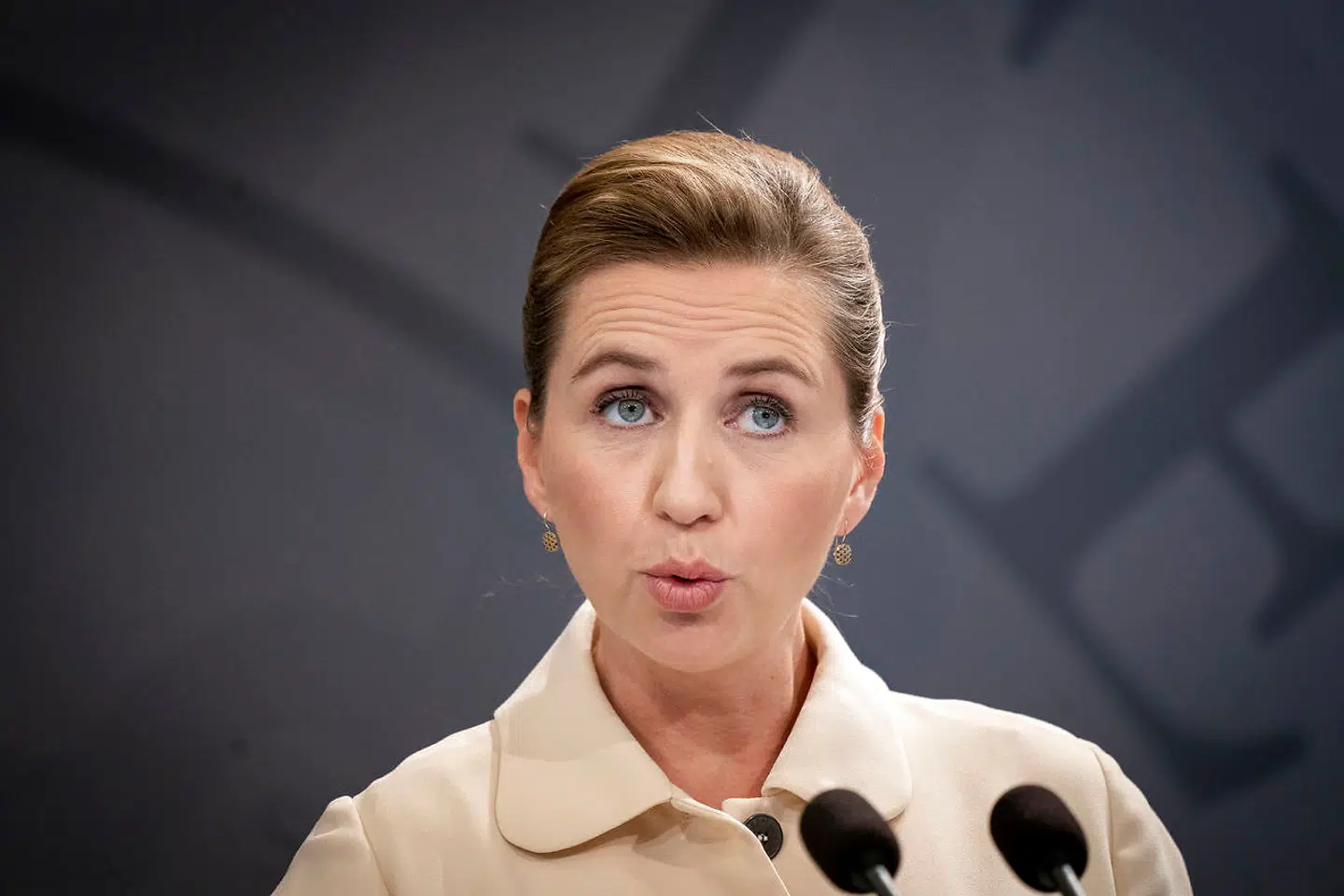 Mette Frederiksen ville indtil torsdag ikke tillade bryllupsfester til langt ud på natten.