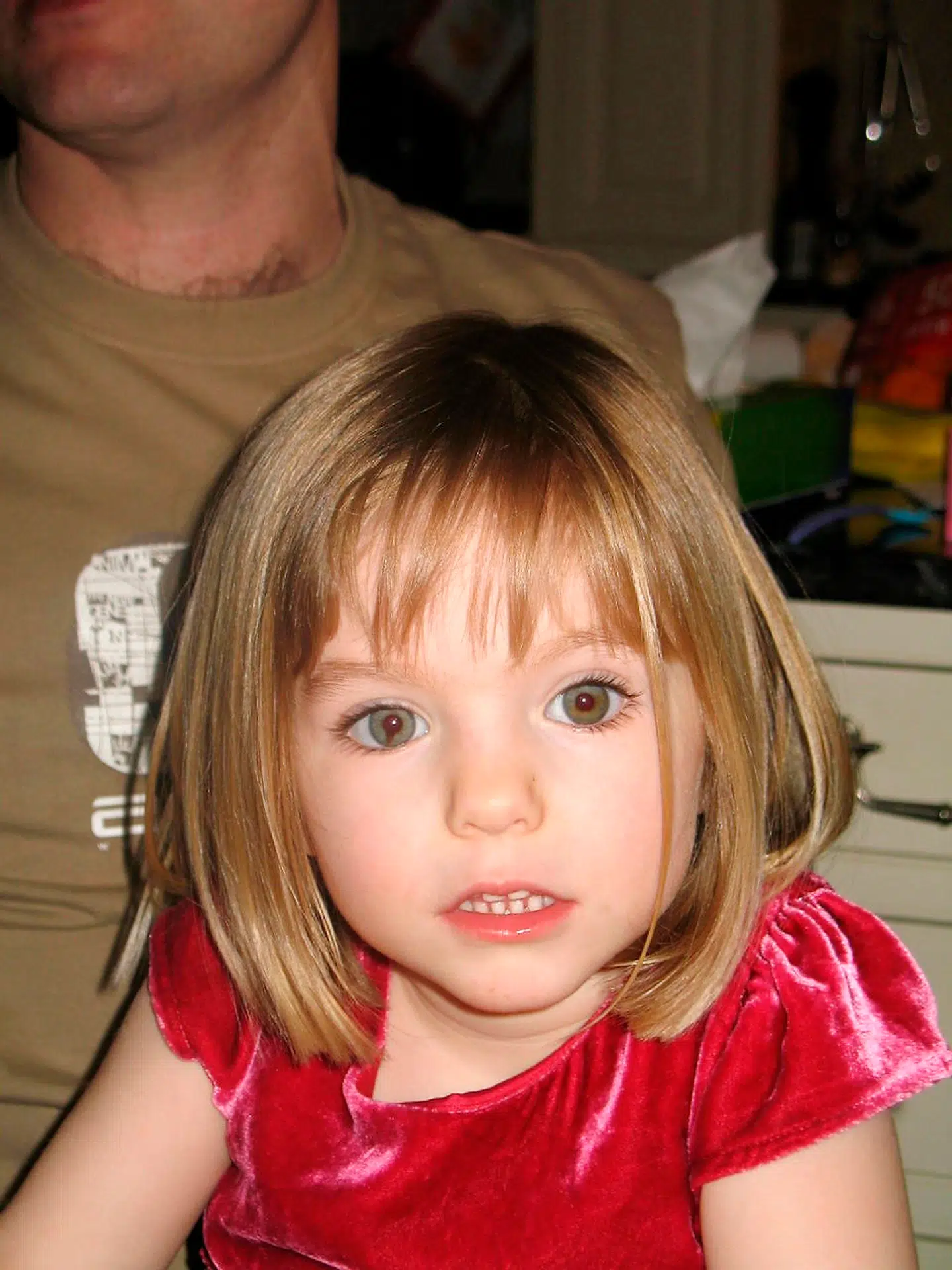 Den tre-årige Madeleine McCann lå og sov med sine mindre søskende på et portugisisk hotelværelse i Algarve, da hun 3. maj 2007 sporløst forsvandt. Hendes forældre sad på en nærliggende restaurant.