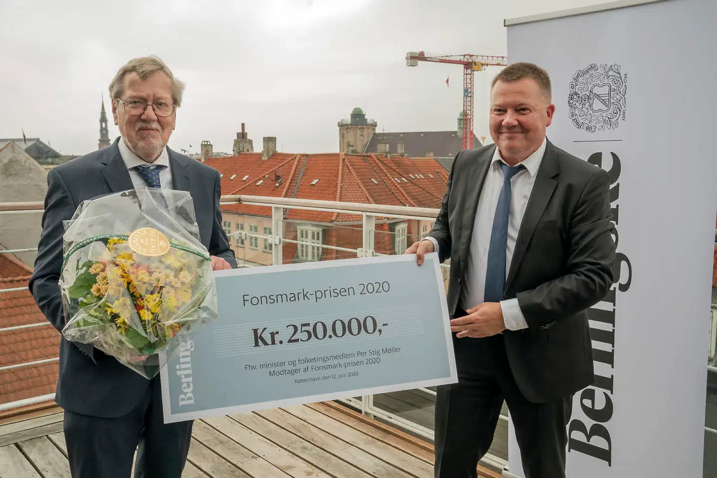 Per Stig Møller modtager Fonsmark-prisen af Berlingske chefredaktør, Tom Jensen.