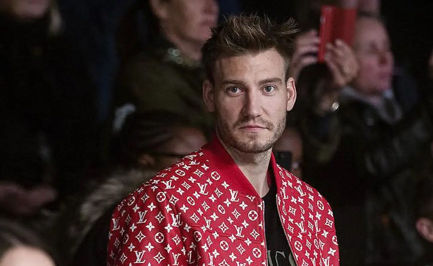 Nicklas Bendtner går ikke ned på luksus og mærkevarer. Her er han tilbage i 2018 iført en eksklusiv Louis Vuitton x Supreme jakke.