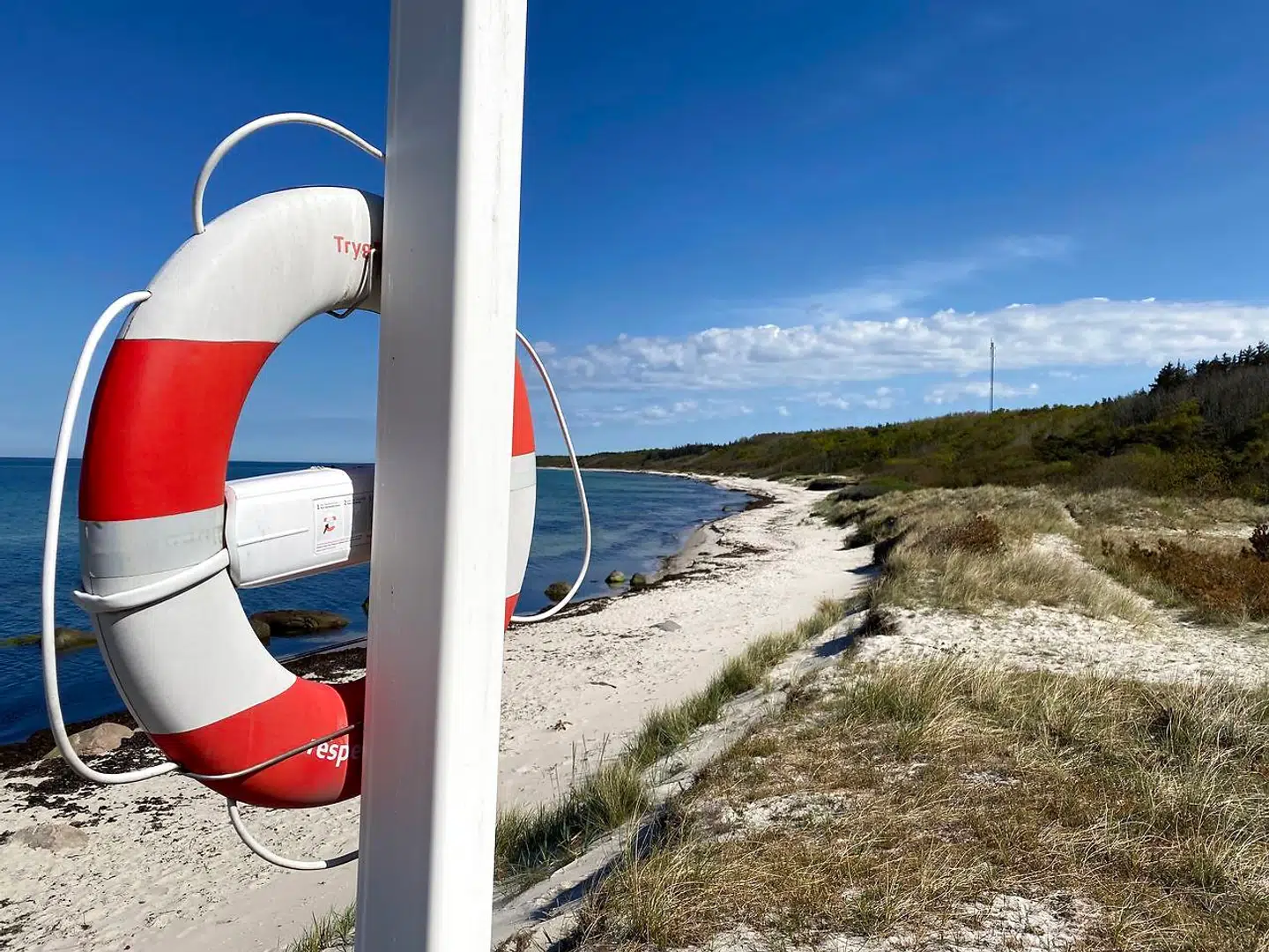Denne strand ligger cirka fem kilometer nord for Rønne og har ingen iskiosker, cafeer eller minigolfbaner i nærheden. Til gengæld har den hvidt sand, blåt vand og klitter at søge ly i.