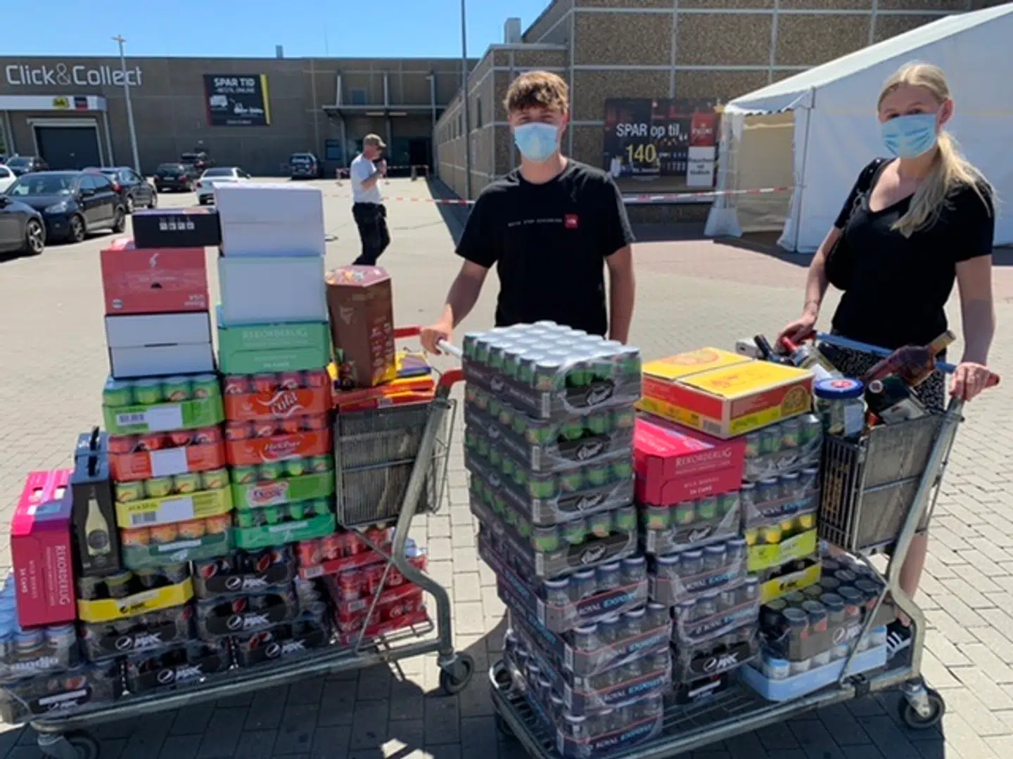 Kæresteparret Nicoline Richter og Marcus Bisgaard fra Aarhus går begge i 2.g på HHX i Risskov. Pga. coronakrisen har de ingen eksaminer denne sommer og brugte dagen på at handle i Tyskland og lagde tilsammen 6.000 kroner for primært våde varer.Foto: Jens Anton Havskov