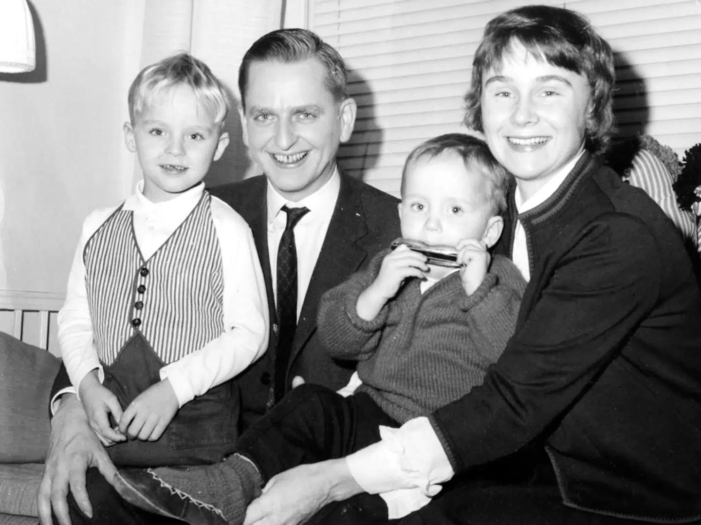 Den socialdemokratiske statsminister Olof Palme havde været i biografen med sin kone Lisbet, lige inden parret blev angrebet af en revolvermand på åben gade i Stockholm 28. februar 1986. Kun hun overlevede. Her ses de med to af deres tre sønner.