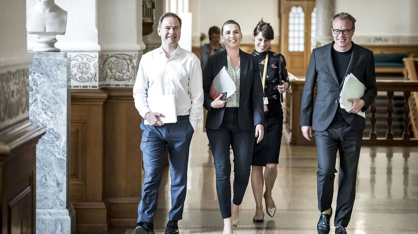 Statsminister Mette Frederiksens (S) meget omtalte og magtfulde stabschef og særlige rådgiver Martin Rossen (th.) skifter job.