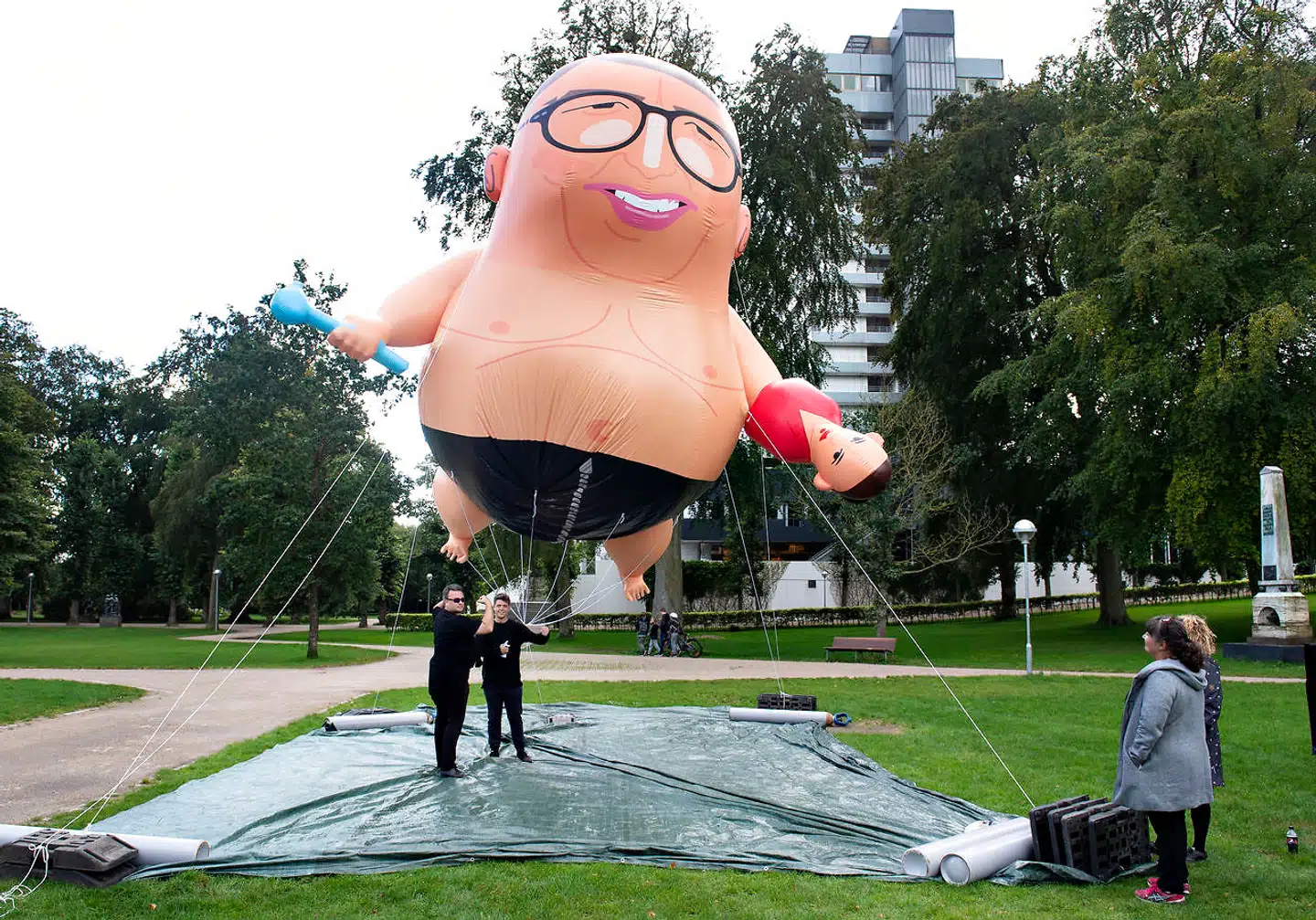 Radio24syv er flere gange gået til stregen og ifølge flere politikere også over stregen. Her er radiostationens satireballon med Mette Frederiksens stabschef i Statsministeriet, Martin Rossen, sendt til vejrs foran Socialdemokratiets kongres i Aalborg i september i år. På samme kongres blev en reporter fra Radio24syvs bortvist fra kongressalen, da han ad flere omgange bad om et interview med Martin Rossen.