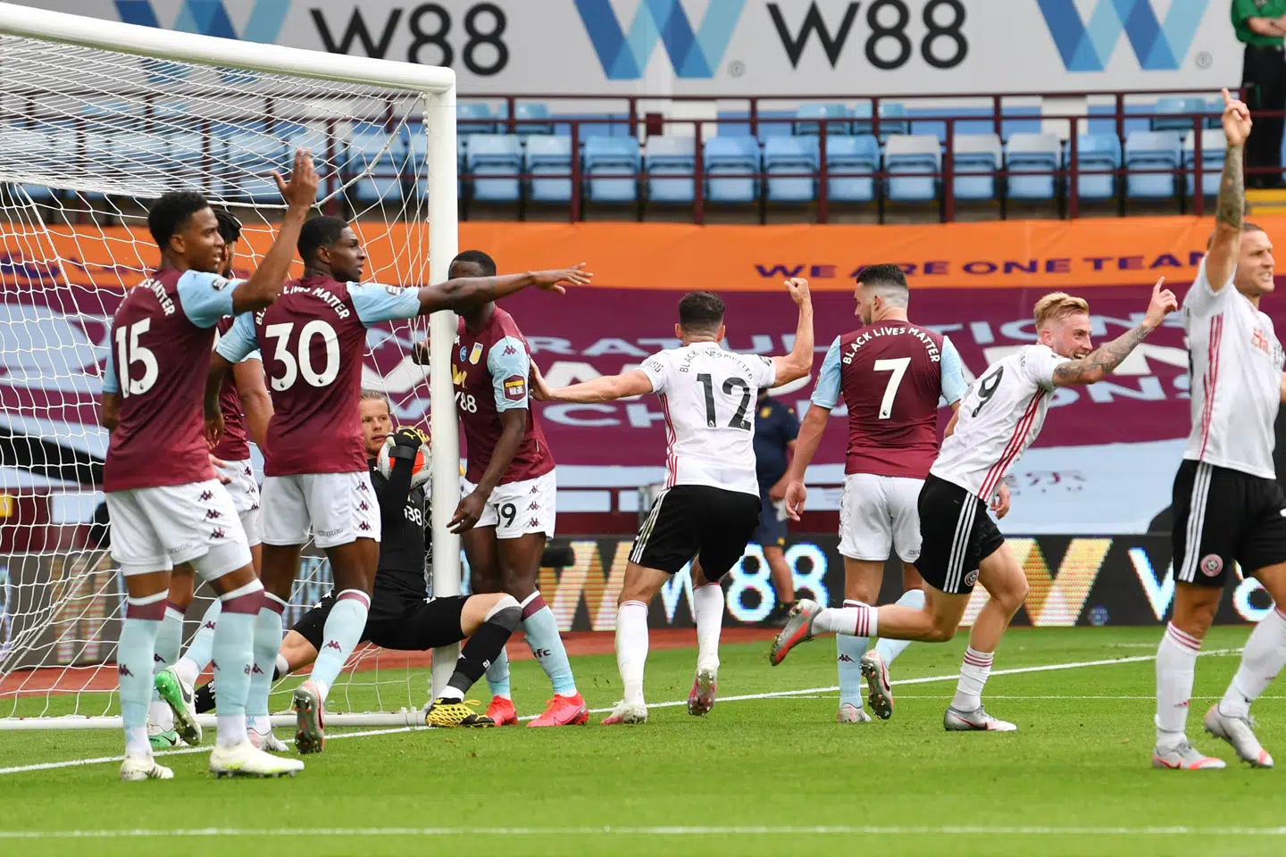 Aston Villa-målmand Orjan Nyland fumlede tydeligt bolden over målstregen, men Sheffield United fik ikke tilkendt et mål. Paul Ellis/Reuters