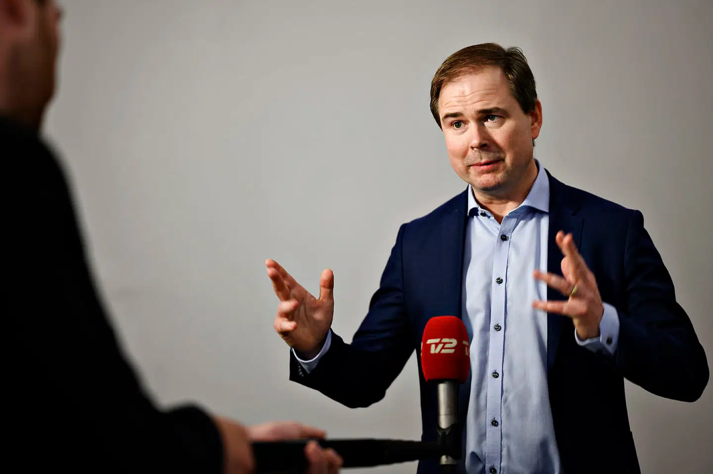 Finansminister Nicolai Wammen (S) og et flertal af Folketingets partier er i denne uge blevet enige om en økonomisk sommerpakke, der blandt andet gør det muligt, at få indefrosne feriepenge udbetalt. Vælger 96.000 borgere at få deres feriepenge udbetalt nu, så har det ifølge beregninger fra Cepos den konsekvens, at de kommer til at betale topskat, skriver Jyllands-Posten.