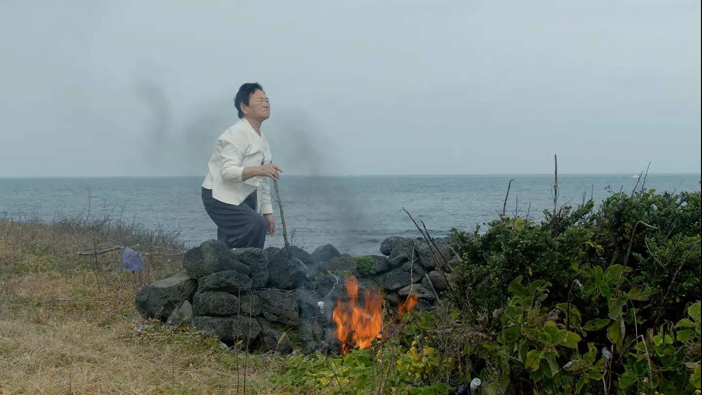 »Community of Parting« beskriver blandt andet de shamanistiske ritualer på den sydkoreanske ø Jeju.