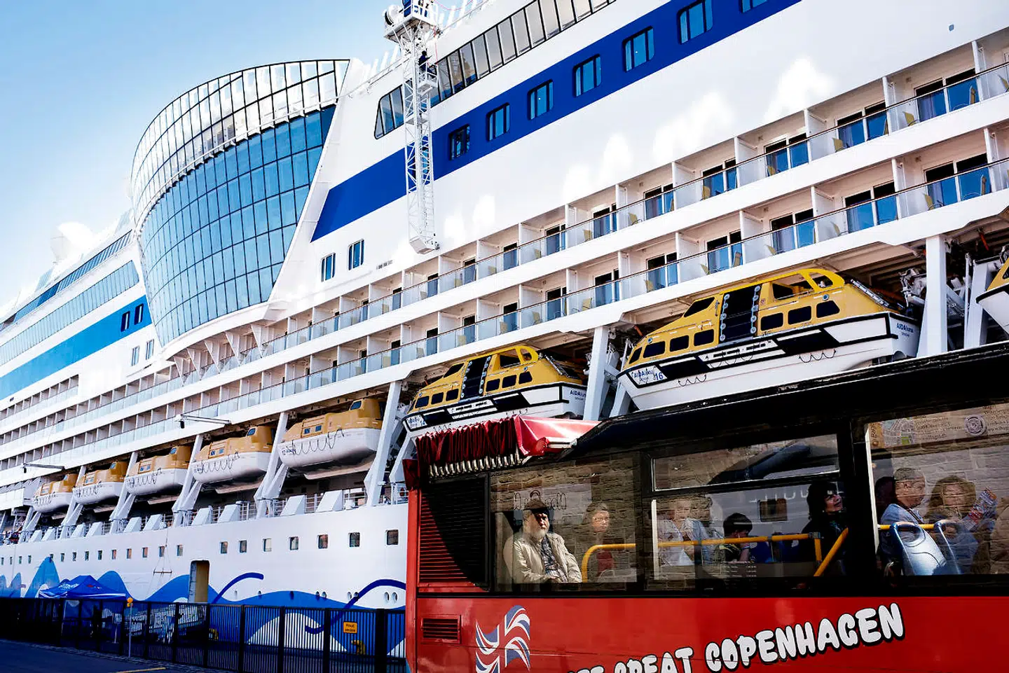 Et velkendt sommersyn på Langelinie i København med krydstogtskibe og turistbusser. Men sådan bliver det ikke i år. Arkivfoto: Liselotte Sabroe/Ritzau Scanpix