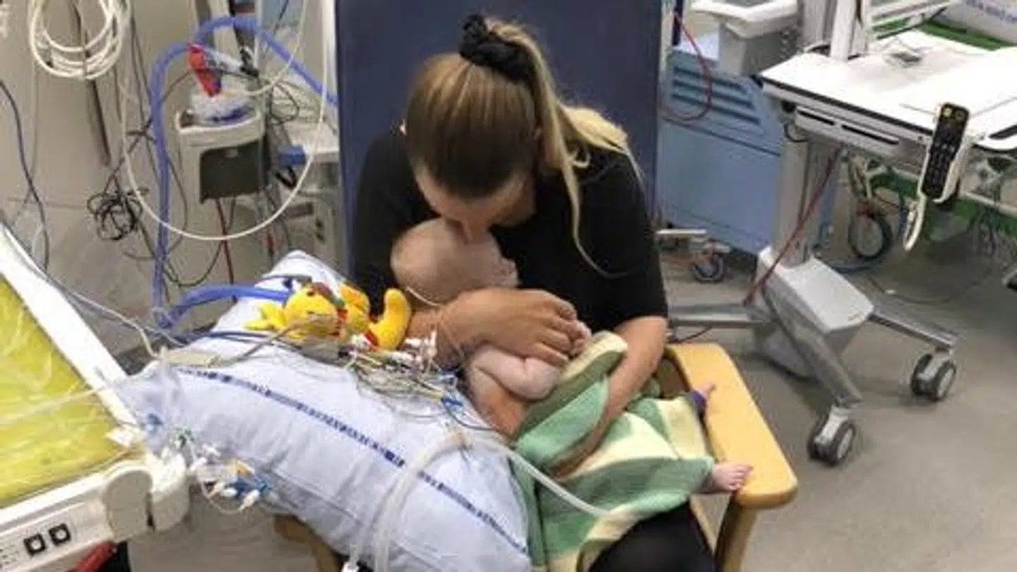 Christina med sønnen Hugo på hispitalet efter operationen. Foto: Privat.