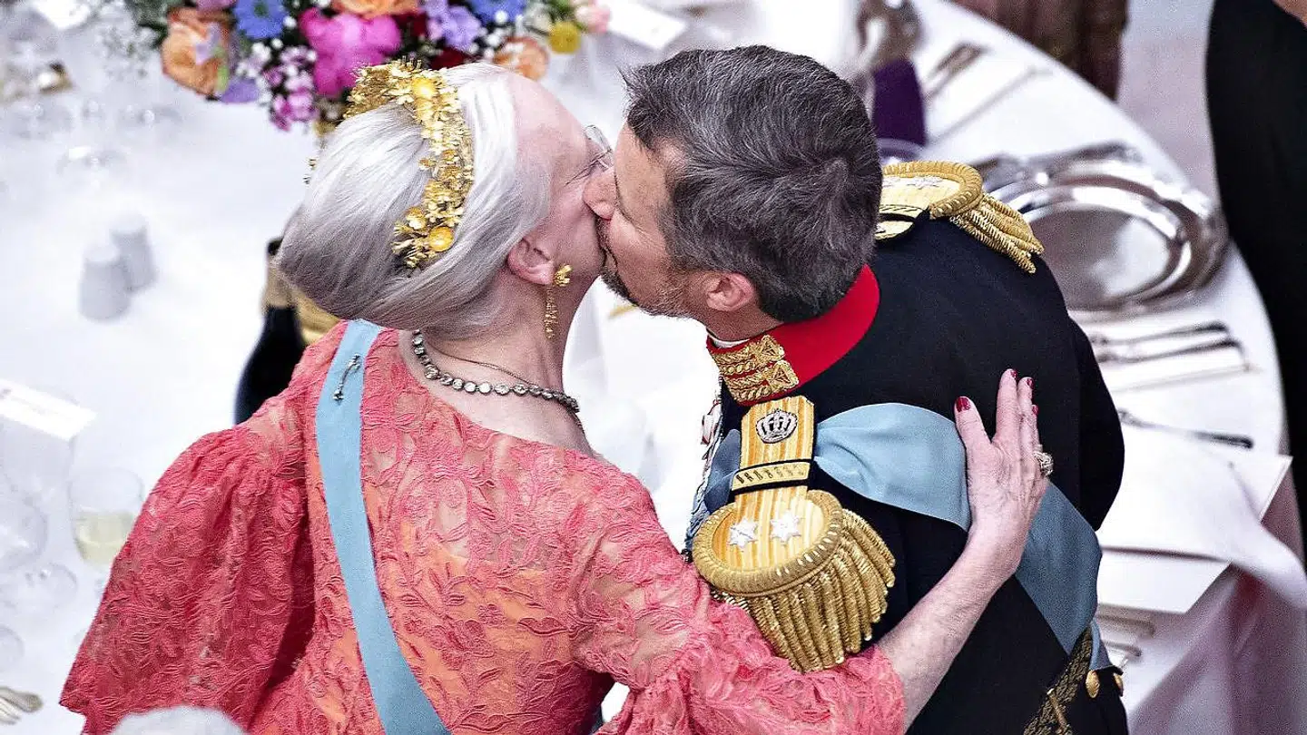 Dronningen og kronprinsen i omfavnelse under fejringen af kronprinsens 50-års fødselsdag i 2018.