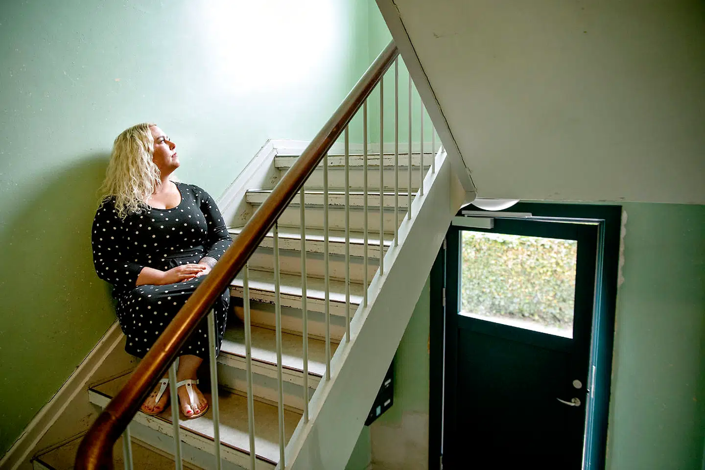Lisa har flere gange hjulpet sin nabo ind i hendes lejlighed, når hun ikke selv har kunnet klare sig. Det burde være kommunens ansvar at støtte kvinden, mener Lisa.