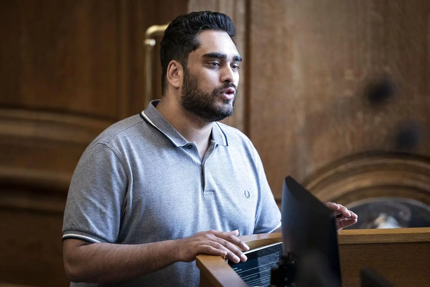 Sikandar Siddique fik flere i salen op i det røde felt ved at holde et minuts stilhed til ære for George Floyd.
