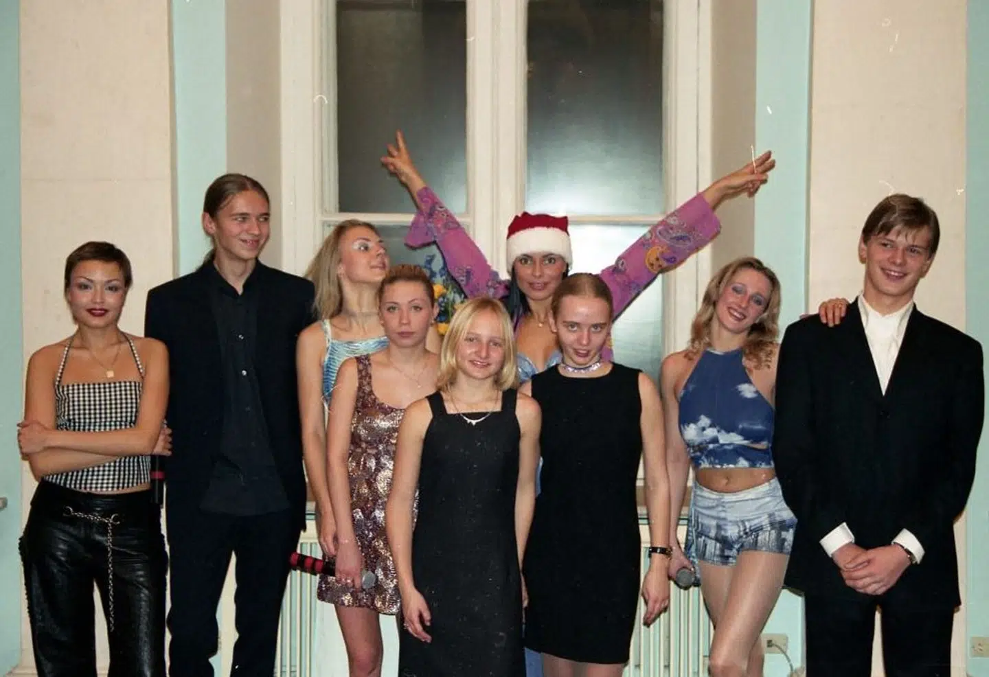 Her ses pigerne (de to i midten med sorte kjoler) sammen med den russiske popgruppen Strelki. De to drenge på billedet er Viktor og Alexander Pugachev.