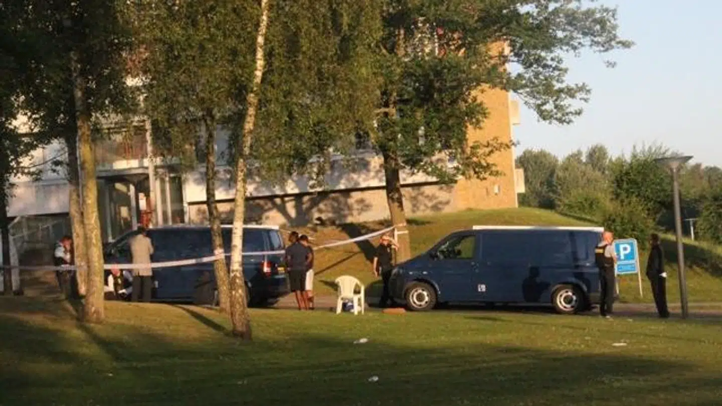 Onsdag aften blev to personer ramt af skud i Vollsmose. Torsdag morgen arbejder politiet stadig på stedet.