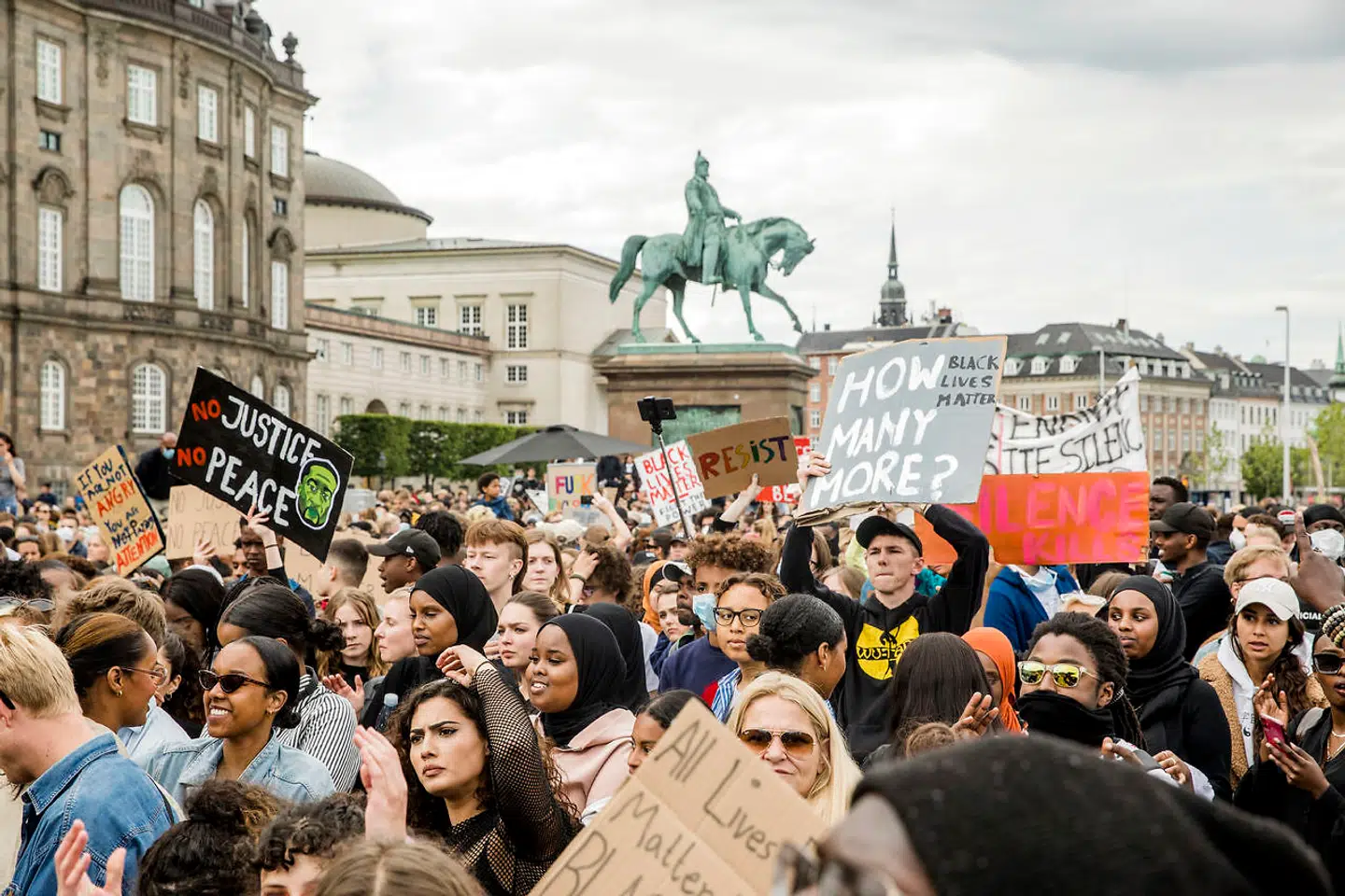Arkivfoto. I Can't Breathe - Black Lives Matter demonstration søndag den 7. juni 2020. 12 med relation til stor demonstration og 29 med relation til et fly fra Pakistan til Danmark er smittet med corona, oplyser Styrelsen for Patientsikkerhed.