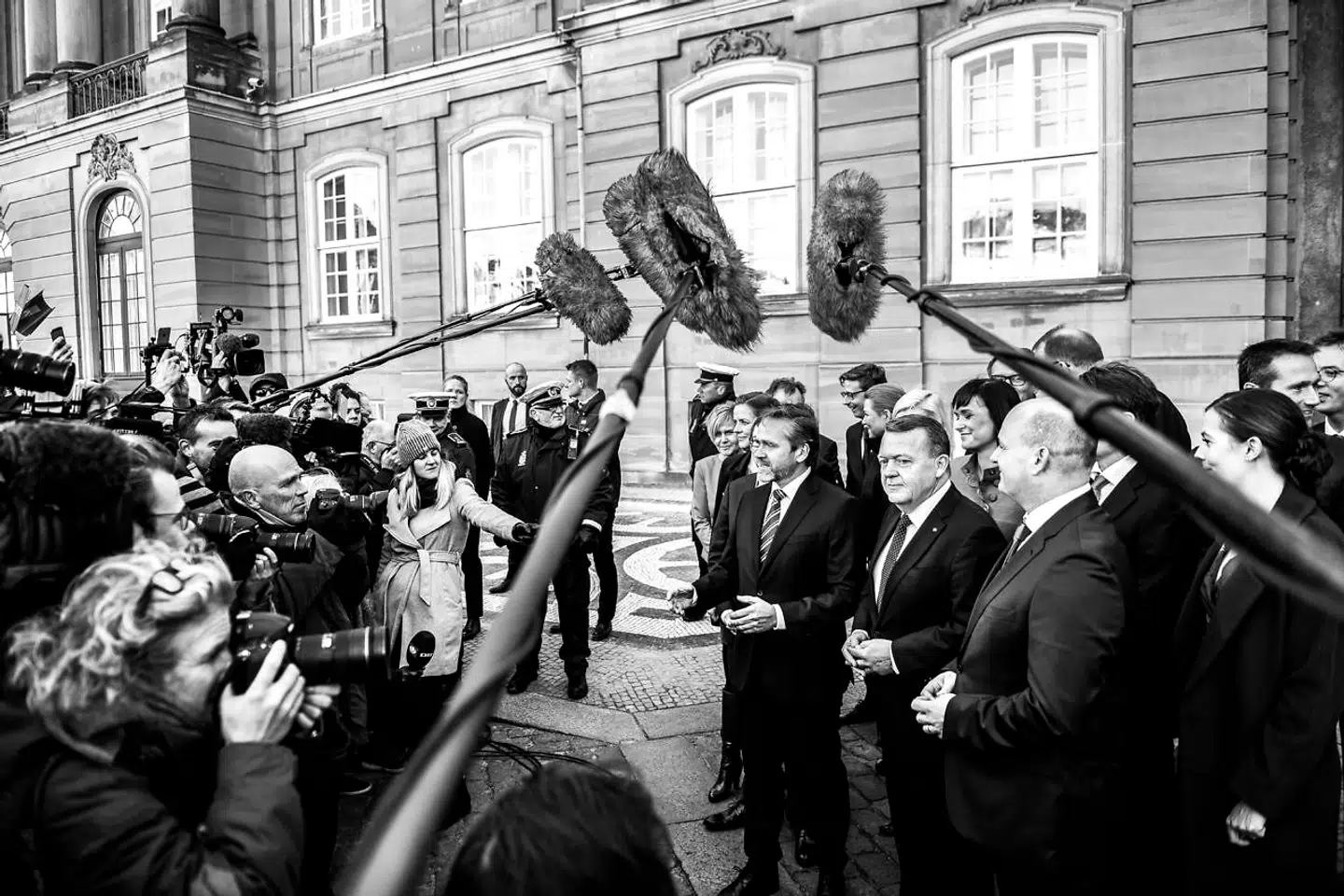 Det er tydeligt, at Kaare R. Skou ikke har kunnet finde ud af om, han ville skrive en dækkende politisk samtidshistorie eller et frådende angreb på Lars Løkkes skiftende borgerlige regeringer. Resultatet bliver underligt, skriver Rune Selsing.