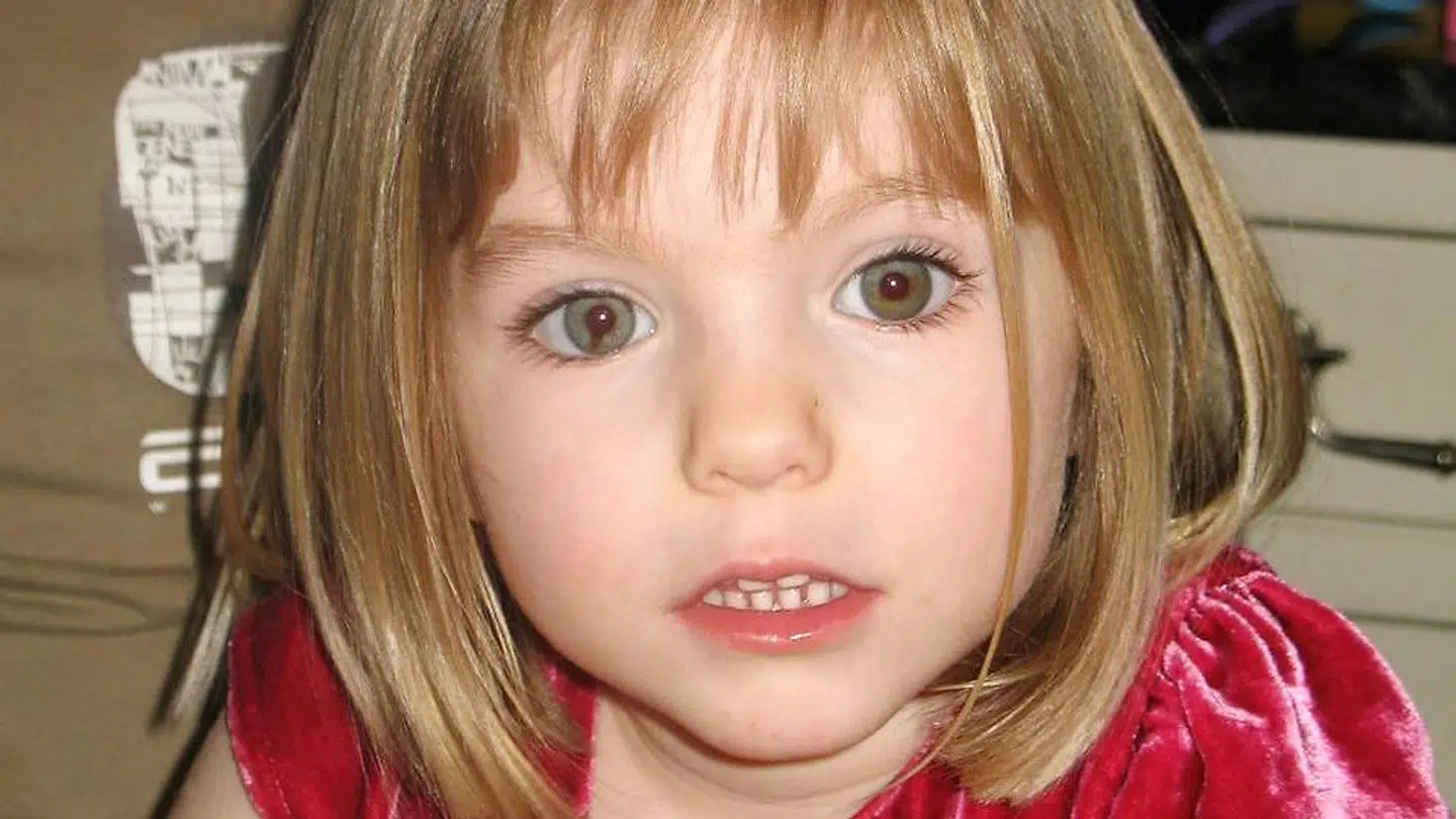 Den tre-årige Madeleine McCann lå og sov med sine mindre søskende på et portugisisk hotelværelse i Algarve, da hun 3. maj 2007 sporløst forsvandt. Hendes forældre sad på en nærliggende restaurant.