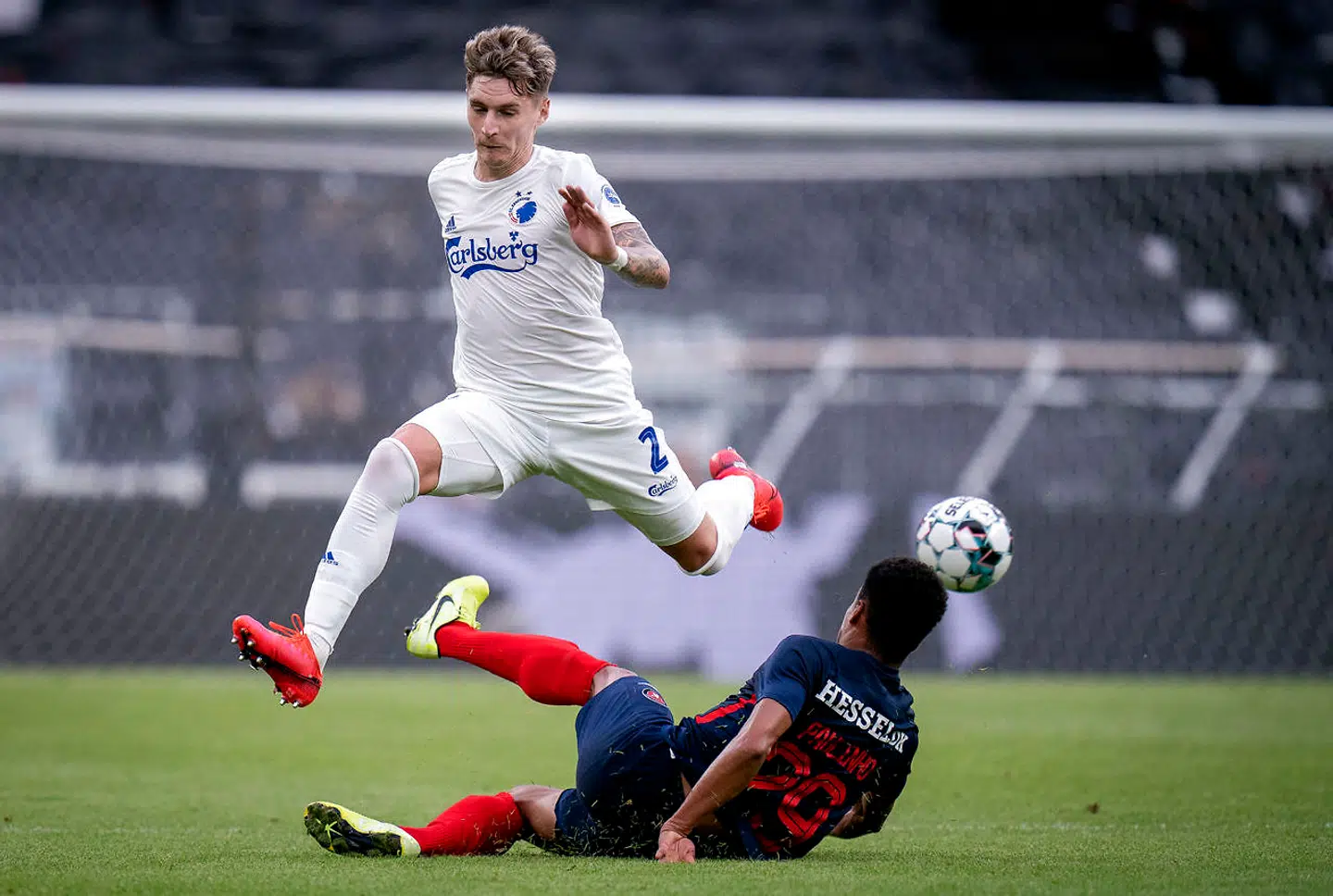 FCKs Guillermo Varela FC Midtjyllands Paulo Victor Da Silva under superligakampen mellem FC København - FC Midtjylland i Telia Parken, søndag den 28. juni 2020.. (Foto: Liselotte Sabroe/Ritzau Scanpix)