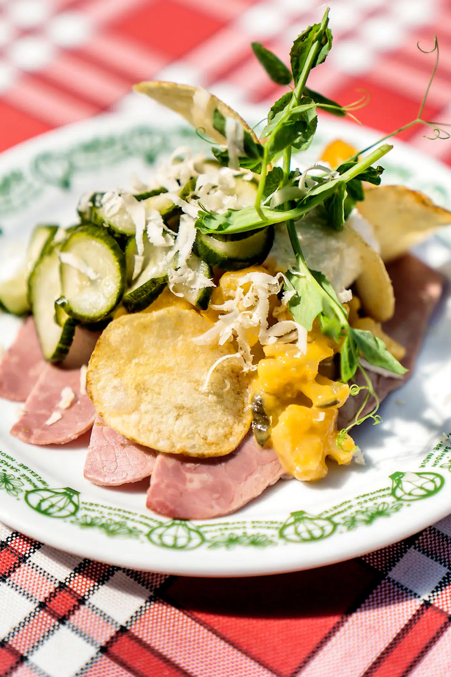 Jeg havde bestilt oksebryst med pickles, agurkesalat og peberrodscreme. Til min helt store overraskelse var stykket garneret med franske kartofler – meget 1958!