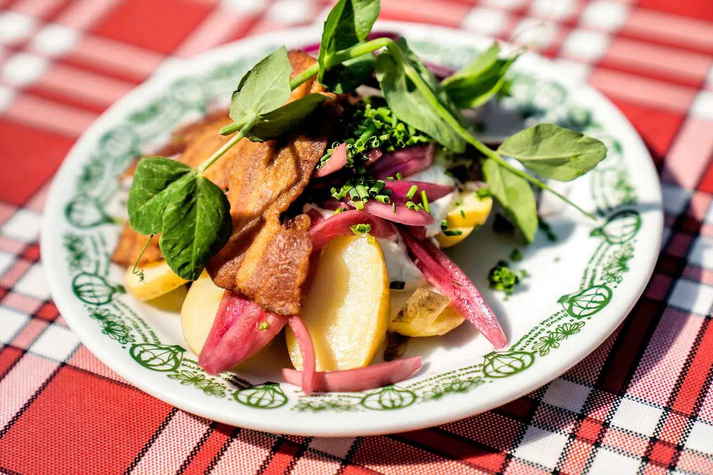 Min ledsager mente, at sæsonen var til kartoffelmad med sennepsmayo, bacon og variation af løg. Desværre smagte Grøftens nye kartofler gamle.