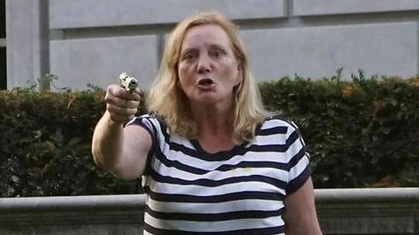 Patricia McCloskey foran sit hus i St. Louis.