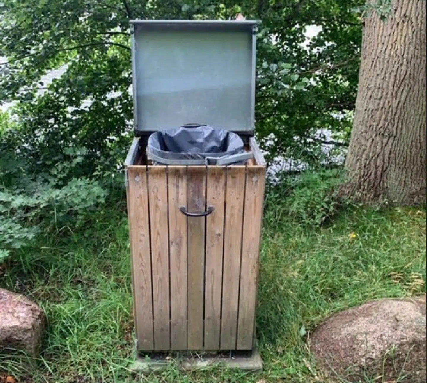 Her ses skraldespanden på Langesøvej i Morud nordvest for Odense, hvor der blev fundet ti killinger i en skraldespand. Killingen nederst i sækken døde desværre af kvælning. Foto: Dyrenes Beskyttelse.