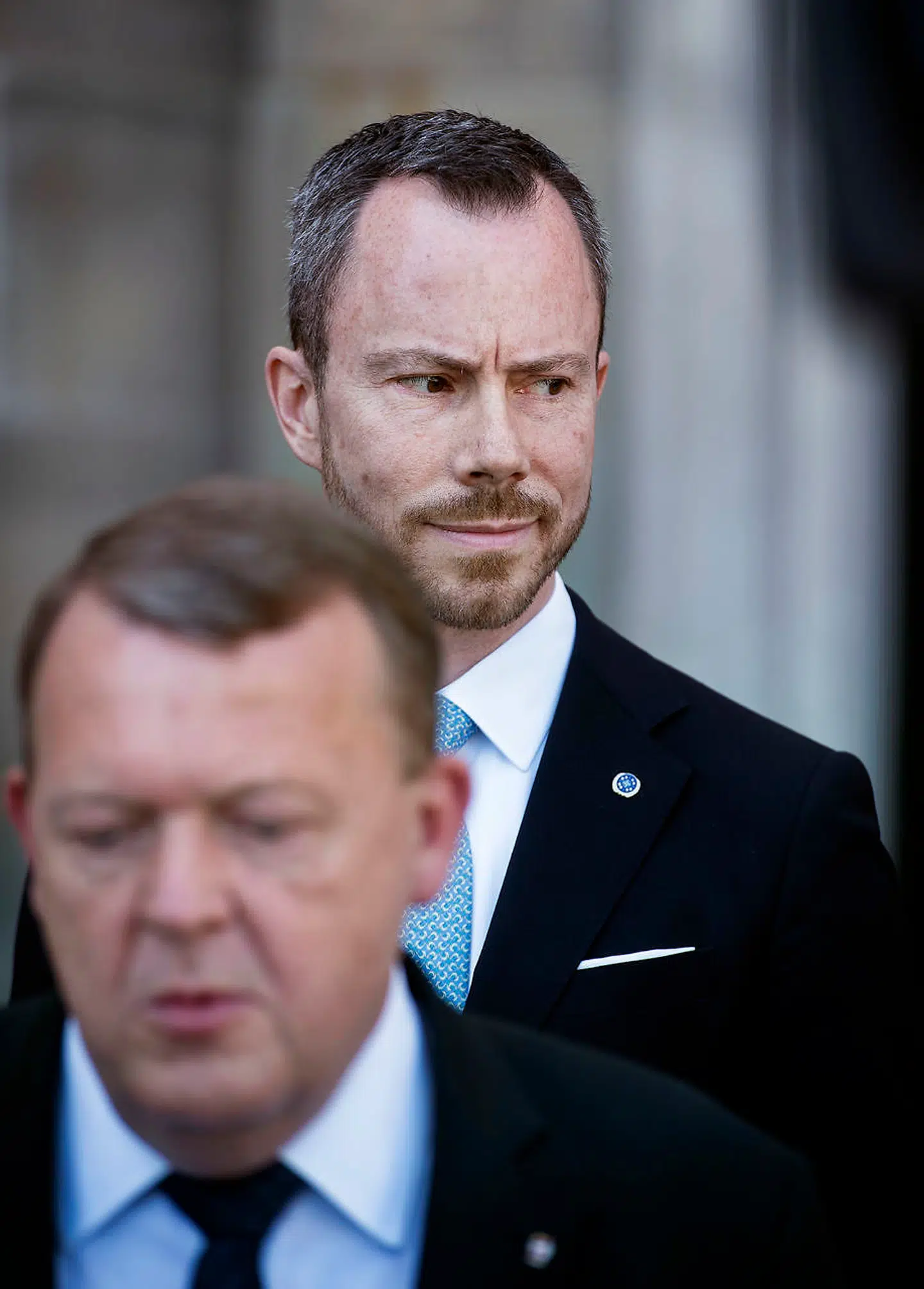 Jakob Ellemann-Jensen og Lars Løkke Rasmussen foran Christian XI's Palæ. Statsminister Lars Løkke Rasmussen (V) præsenterer nye ministre for dronningen på Amalienborg Slot, onsdag formiddag den 2. maj 2018. Ritzau udsender et tiltrædelsesinterview, hvor Jakob Ellemann-Jensen (V) definerer sine mål som ny miljø- og fødevareminister med kun et år til folketingsvalget. Det skriver Ritzau, fredag den 18. maj 2018.. (Foto: Liselotte Sabroe/Ritzau Scanpix)