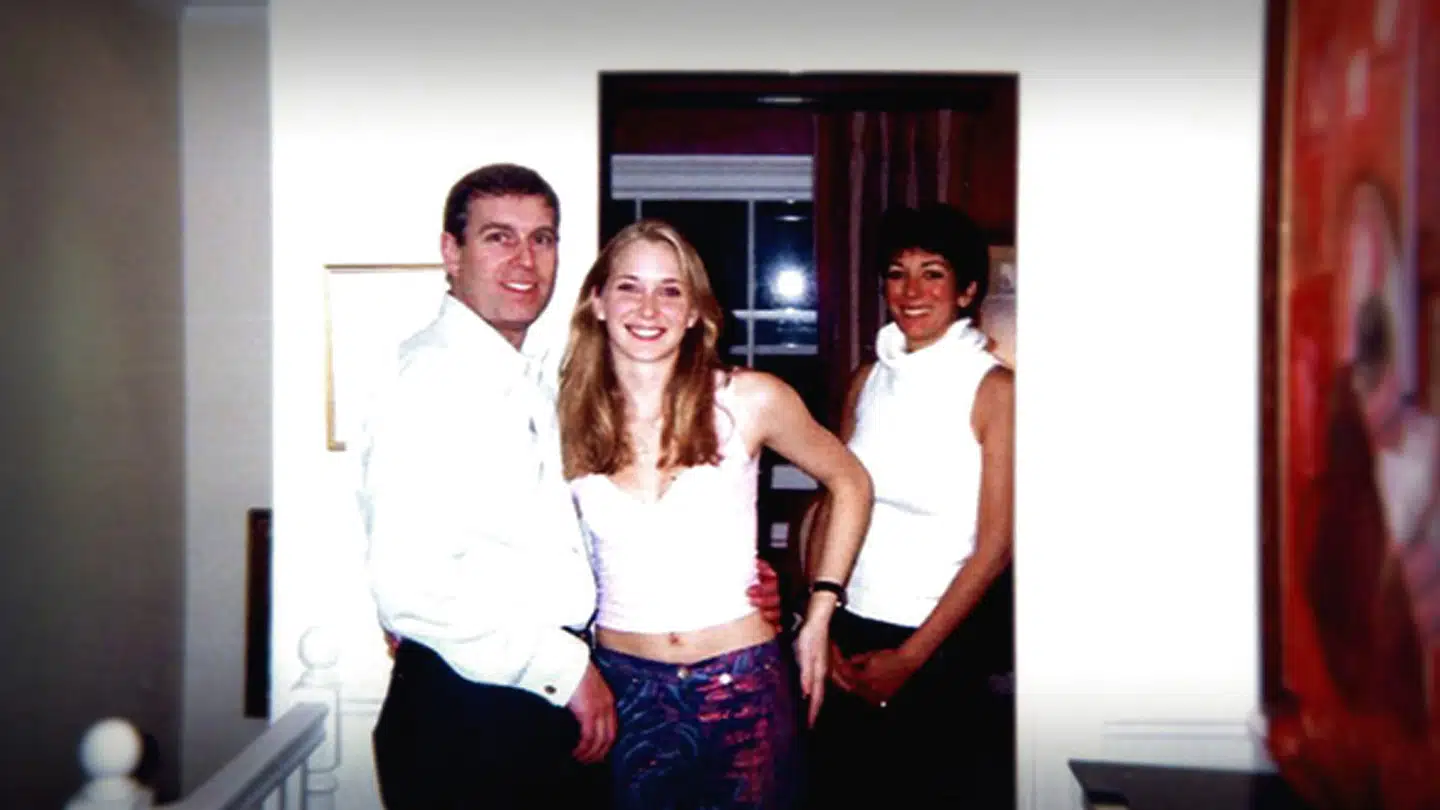 Prins Andrew (t.v.) står her med armen om livet på Virginia Roberts. Billedet er fra 2001, men Virginia Roberts udleverede det til FBI helt tilbage i 2011. Prins Andrew har udtalt, at han ikke husker nogensinde at have mødt hende, og har i øvrigt bemærket, at billedet kan være redigeret. For eksempel har han sagt, at det er svært at bedømme, om det er hans hånd om livet på den 17-årige.