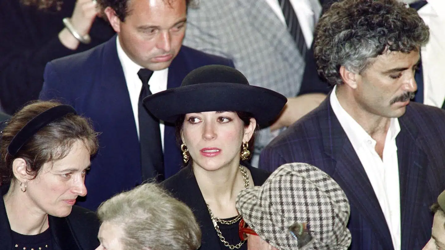 Den britiske kendis Ghislaine Maxwell (i midten) er blevet anholdt.