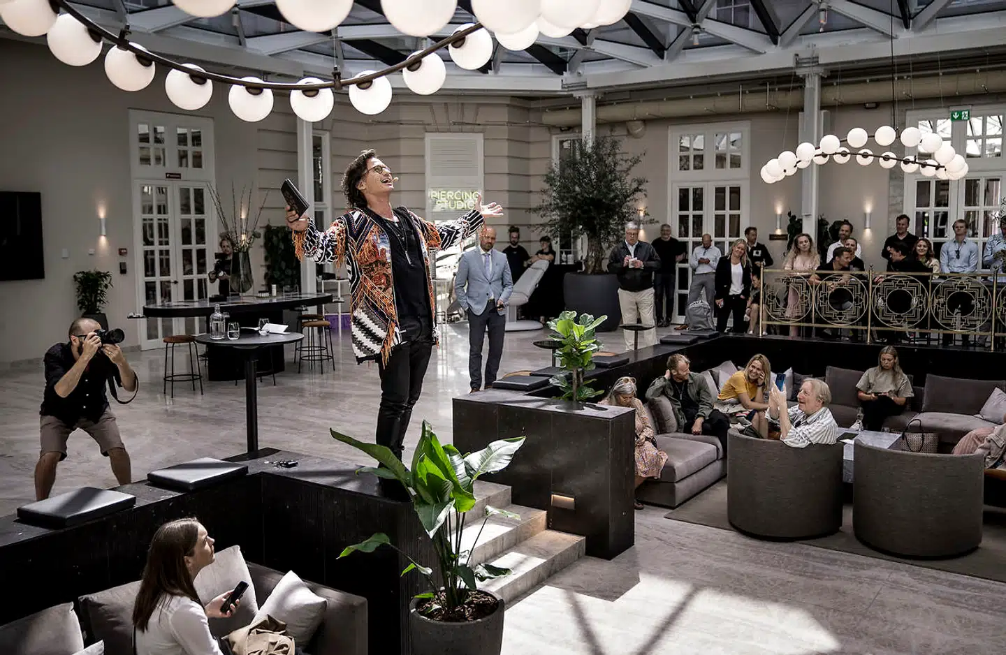 Her ses Petter Stordalen på åbningsdagen af Hotel Villa Copenhagen.