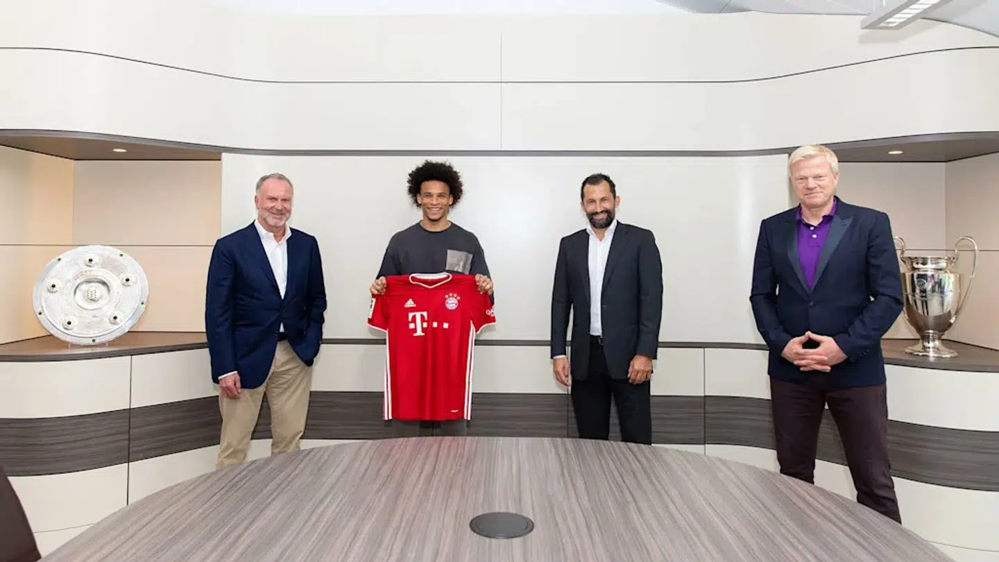 Leroy Sane med Karl-Heinz Rummenigge, Hasan Salihamidzic og Oliver Kahn.