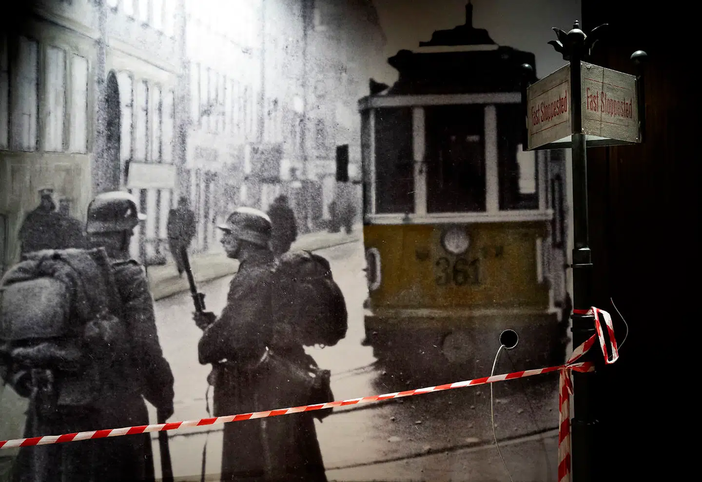 Da Frihedsmuseet nedbrændte, var der stor debat om, hvad et nyt museum skulle vise. De tidligere frihedskæmpere krævede, at museet fokuserede på frihedskampen, hvilket Nationalmuseet endte med at love dem. Deres ønske er stort set blevet opfyldt. Museets udstilling fortæller dog også generelle træk af besættelsestiden, som her de tyske soldater i gaden.