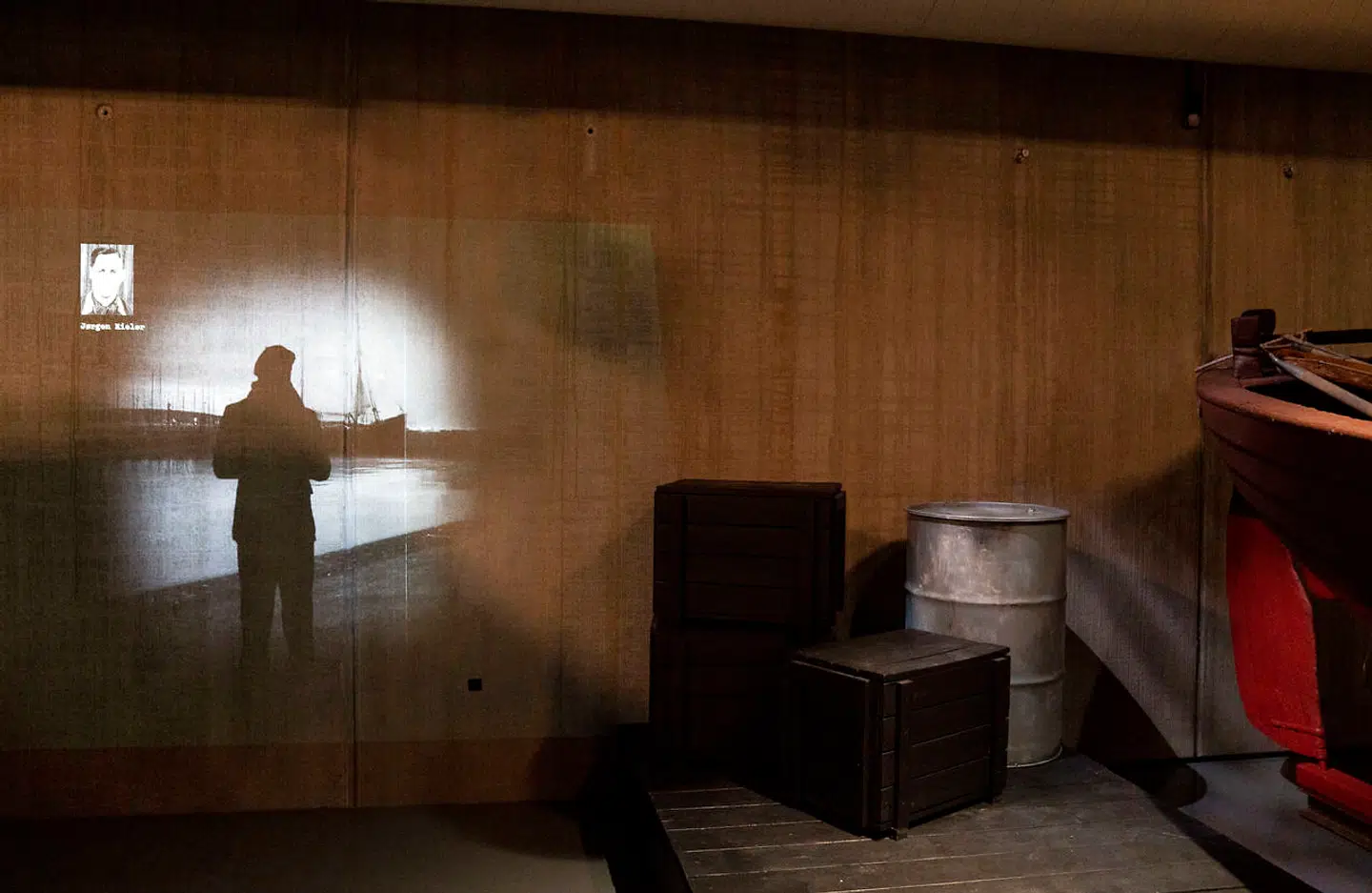 Museet lader skyggespil på væggen fortælle om de fire frihedskæmperes skæbner. Ordene er frihedskæmpernes egne, men skuespillere spiller deres rolle. Her er det Jørgen Kieler, der fortæller om jødernes flugt i 1943, som han og hans søskende var involveret i.