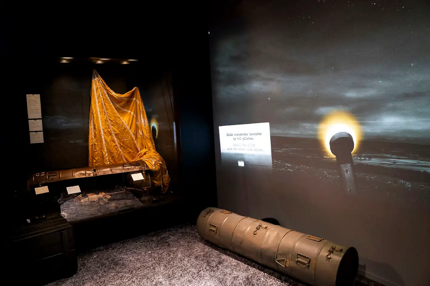 På Frihedsmuseets udstilling kan man signalere til britiske fly med en lommelygte med morsetegn. Gør man det forkert, forsvinder flyet uden nedkastning. Der er ingen tvivl om, at unge vil synes, at det er en spændende fortælling om krigens tid.