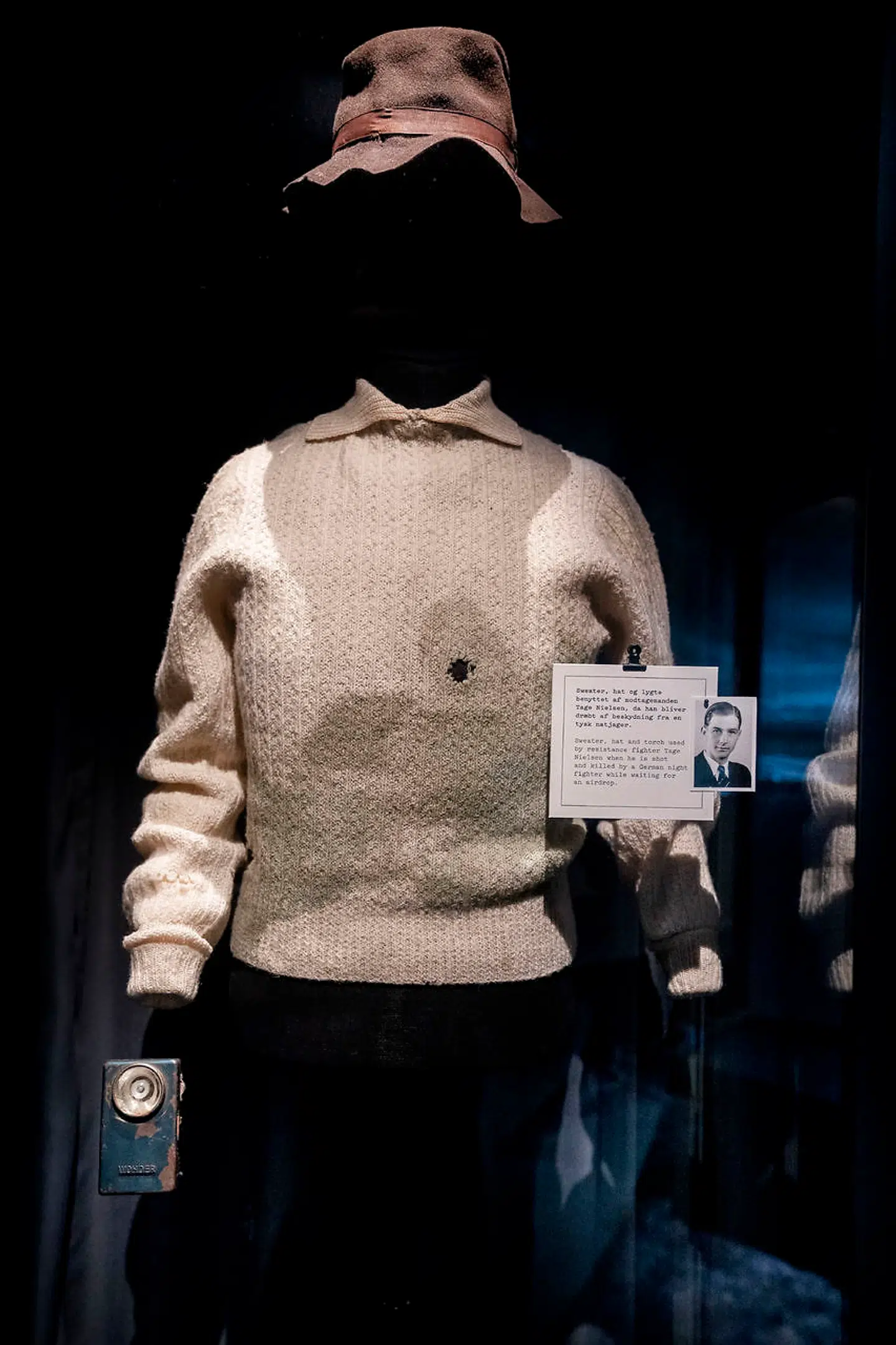 Det er hvor museet forener fortællingen om frihedskampen med autentiske genstande, at museet viser, at det kan mere end smartphones, tablets og computere. Her er det en frihedskæmpers bluse, der vises frem. Han blev skudt under en nedkastning, og skudhullet ses stadig i hans bluse.