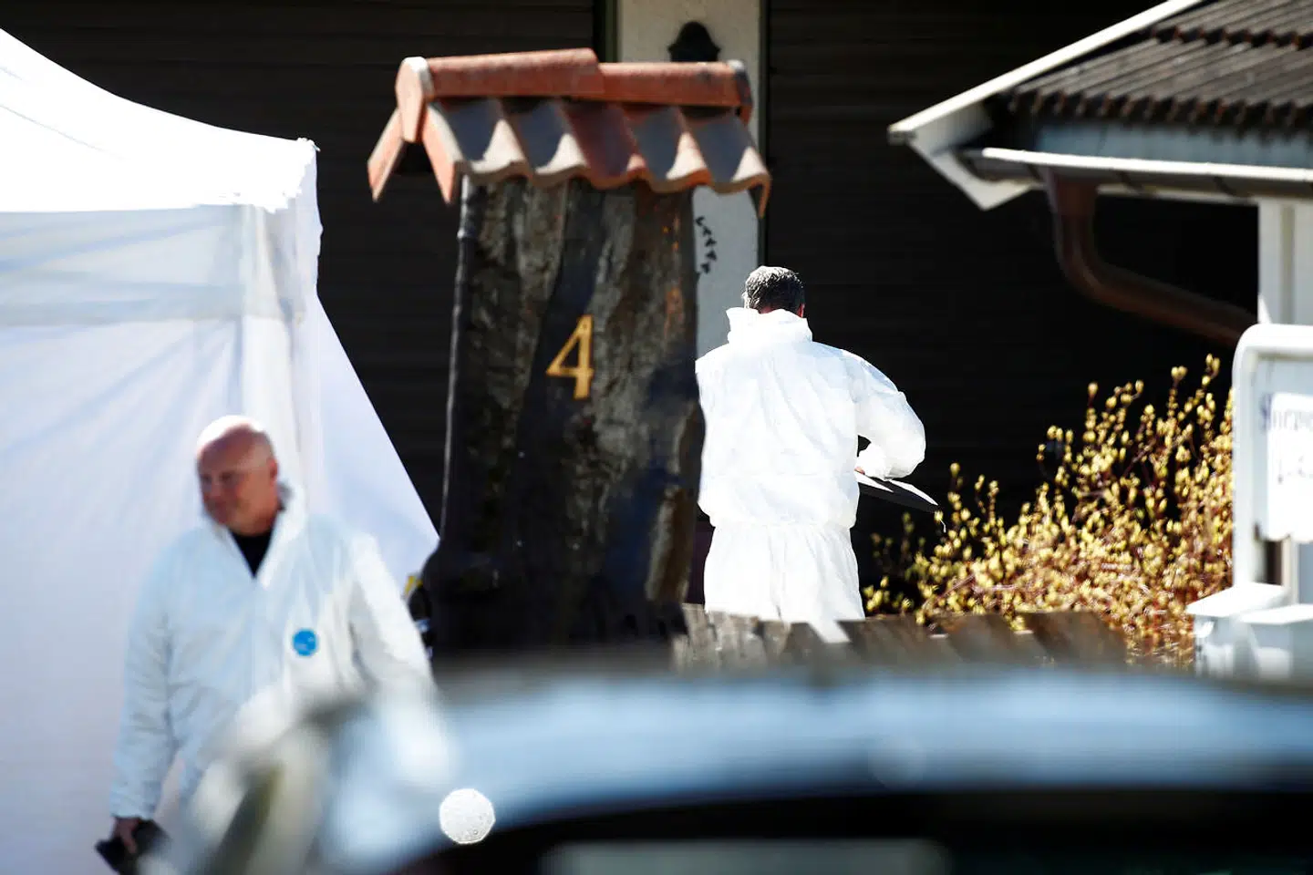 A police tent is pictured erected at the property of Tom Hagen in Lorenskog, Norway May 5, 2020. NTB Scanpix/Terje Pedersen via REUTERS ATTENTION EDITORS - THIS IMAGE WAS PROVIDED BY A THIRD PARTY. NORWAY OUT.NO COMMERCIAL OR EDITORIAL SALES IN NORWAY.
