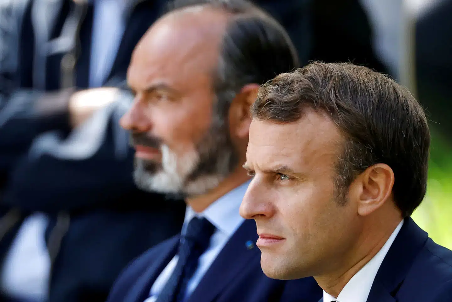 Édouard Philippe vender den »hvide« kind til under præsident Emmanuel Macrons præsentation af forslag til grøn omstilling udarbejdet af et borgerkonvent. Den nu tidligere premierminister har forklaret, at de skiftende farvetegninger i hans skæg skyldes en ufarlig sygdom.